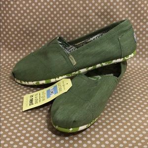NEW Womens 9.5 Green Tom’s